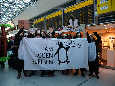 Hunderte Klimaaktivist*innen unterwegs zur Blockade der BER-Eröffnung ++ Vielfältige Proteste fordern Reduktion des Flugverkehrs