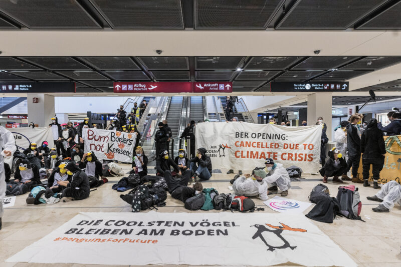 ‘Am Boden bleiben’ beendet erfolgreiche Aktionen ++ Terminal 1 über sechs Stunden blockiert
